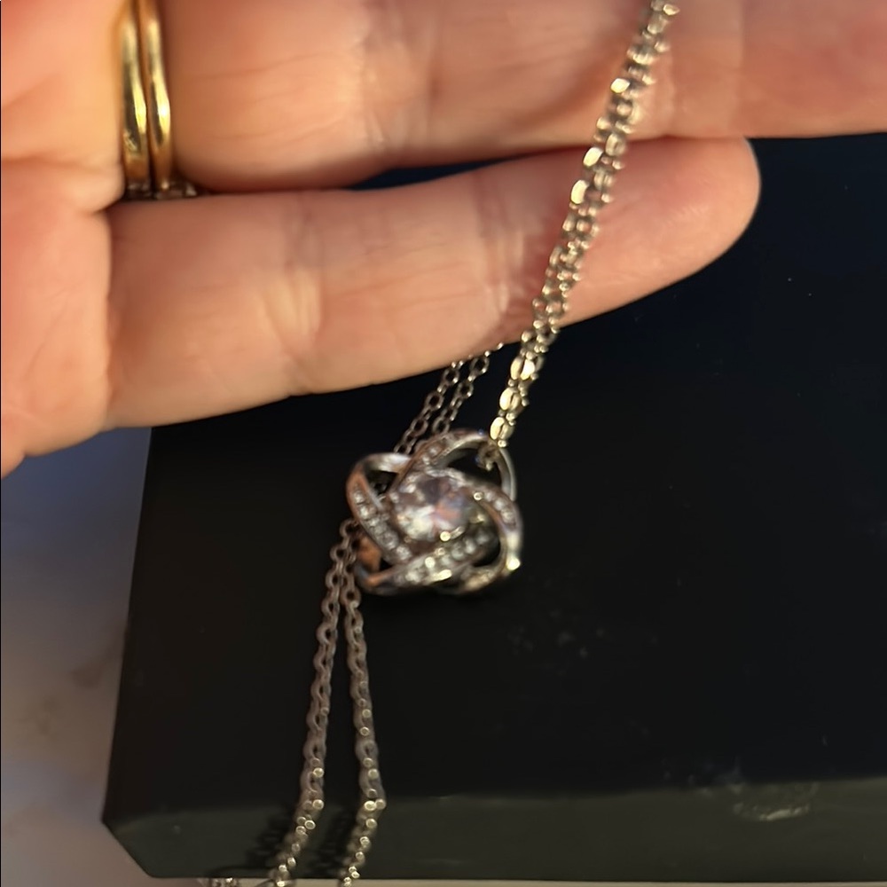 Elegant Silver Pendant Necklace - Picture 1 of 1